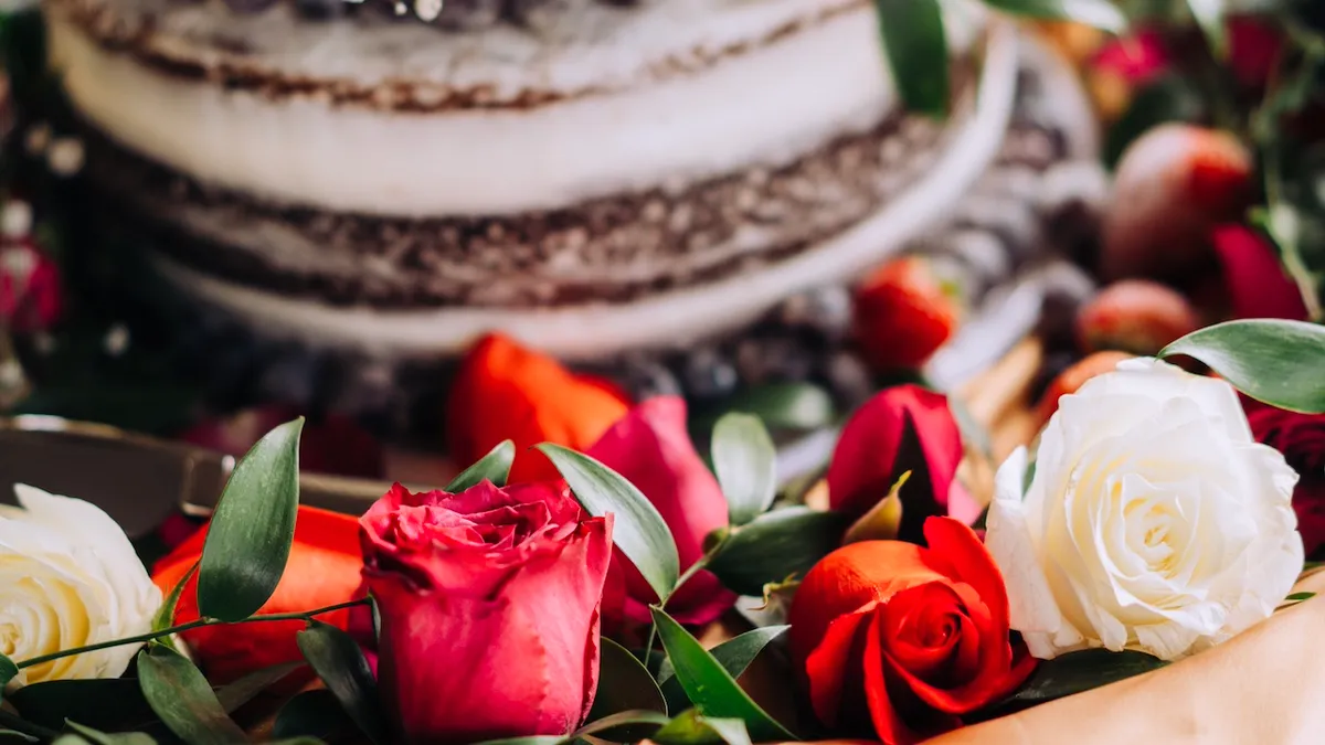 Wedding Cake Trends That Will Wow Your Guests  02