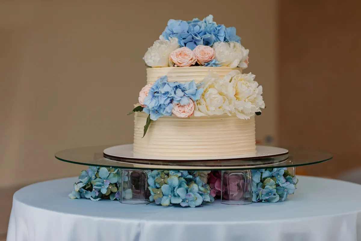 Wedding Cake Trends That Will Wow Your Guests 03